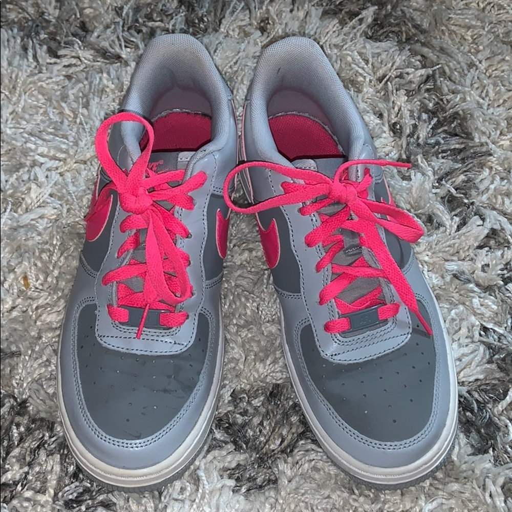 👟Pink & multi-gray Nike air Force 1 size 6y👟